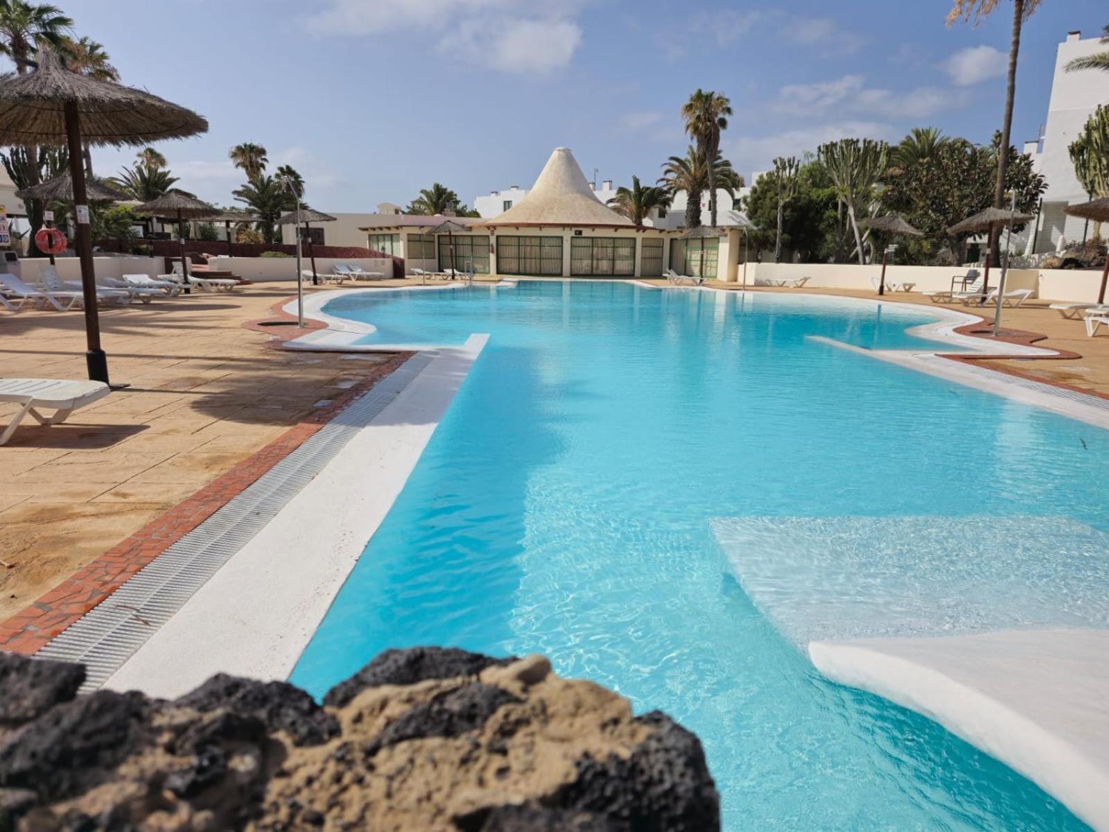 Bungalow Goa Pool View, Playa Roca Residence Sea Front Access - Free Ac - Wifi กอสตา เตกีสเซ ภายนอก รูปภาพ